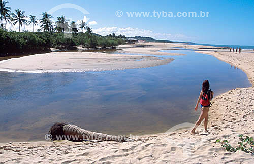  Woman on Trancoso Beach - Trancoso - Porto Seguro (1) - south coast of Bahia state - Brazil    (1) The Costa do Descobrimento (Discovery Coast site, Atlantic Forest Reserve) is a UNESCO World Heritage Site since 12-01-1999 and includes 23 areas of e 