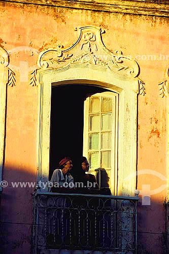  Women in the house balcony - Santo Amaro da Purificaçao - Bahia state - Brasil 