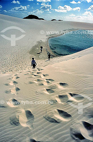  Foot prints in the sand - People walking to Blue Lagoon - Barreirinhas city - Lençois Maranhenses - Maranhao state - Brazil - August 2004 