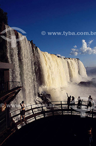  People at Iguassu (Iguaçu) Falls - Iguaçu National Park* - Foz de Iguaçu - Parana state - Brazil  * It is a UNESCO World Heritage Site since 28-11-1986. 