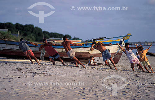  Fishermen pushing a boat - Superagui village - Parana state - Brazil 