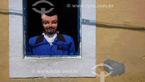  Doll at window - Olinda city - Pernambuco state - Brazil - 09/2007 