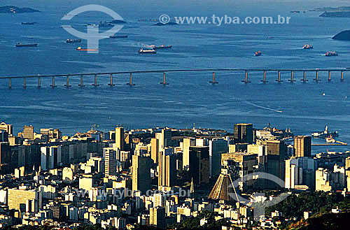  Aerial view of the center of Rio de Janeiro city - with the Rio-Niterói Bridge in the background - Rio de Janeiro city - Rio de Janeiro state - Brazil 