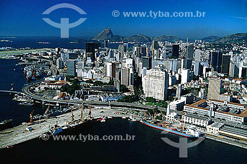  Aerial view of the center of Rio de Janeiro city, showing part of the harbor in the foreground and Sugar Loaf Mountain in the background - Rio de Janeiro city - Rio de Janeiro state - Brazil 