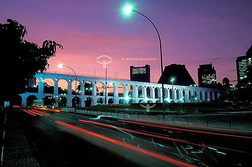  Arcos da Lapa (Lapa Arches)* at night with Metropolitan Cathedral in the background - Rio de Janeiro city downtown - Rio de Janeiro state - Brazil  * A Roman-style aqueduct from the mid-eighteenth-century with 42 arches in two tiers from Brazil`s co 