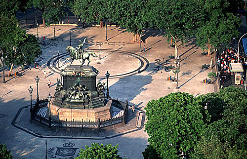  Inaugurated in 1862, the statue of D. Pedro I (1), was ordered by D. Pedro II and represents the Emperor proclaiming the Independence of Brazil - 