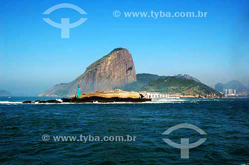 Laje Fortress in the Guanabara Bay entrance with Suggar loaf in the back ground - Rio de Janeiro city - Rio de Janeiro state - Brazil - August 2006 