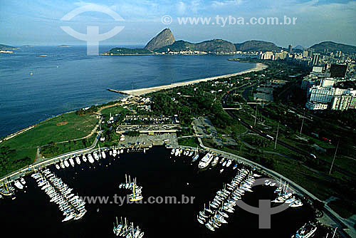  Boats on the floating piers of the Marina da Glória in the foreground, a partial view of the Aterro do Flamengo also known as Parque do Flamengo (Flamengo Park) to the right, and the entrance to Guanabara Bay with Sugar Loaf Mountain  - Rio de Janeiro city - Rio de Janeiro state (RJ) - Brazil