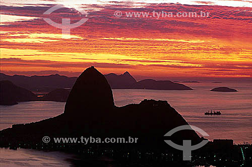  Silhouette of the Sugar Loaf Mountain* at dawn - Rio de Janeiro city - Rio de Janeiro state - Brazil  * Commonly called Sugar Loaf Mountain, the entire rock formation also includes Urca Mountain and Sugar Loaf itself (the taller of the two). This wh 