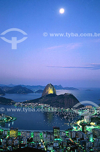  Panoramic view of the moon rising above Sugar Loaf Mountain* at twilight with the city lights of Botafogo Cove in the foreground and the city of Niteroi in the background - Rio de Janeiro city - Rio de Janeiro state - Brazil  *Commonly called Sugar  
