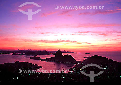  Panoramic view of the entrance to Guanabara Bay at dawn, with the silhouette of Sugar Loaf Mountain* and Botafogo Cove in the foreground - Rio de Janeiro city - Rio de Janeiro state - Brazil  *Commonly called Sugar Loaf Mountain, the entire rock for 