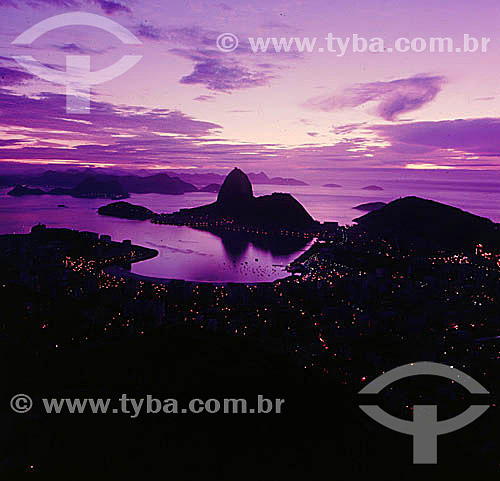  Panoramic view of the entrance to Guanabara Bay at dawn, with the silhouette of Sugar Loaf Mountain* and Botafogo Cove in the foreground - Rio de Janeiro city - Rio de Janeiro state - Brazil  *Commonly called Sugar Loaf Mountain, the entire rock for 