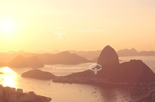  The Sugar Loaf Mountain* at sunrise with Botafogo Cove in the foreground and Niteroi city in the background - Rio de Janeiro city - Rio de Janeiro state - Brazil  *Commonly called Sugar Loaf Mountain, the entire rock formation also includes Urca Mou 