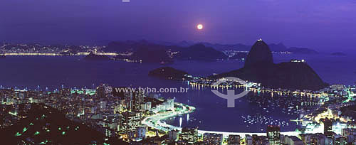  Panoramic view of Sugar Loaf Mountain* at dawn with the lights of Botafogo Cove in the foreground - Rio de Janeiro city - Rio de Janeiro state - Brazil *Commonly called Sugar Loaf Mountain, the entire rock formation also includes Urca Mountain and S 