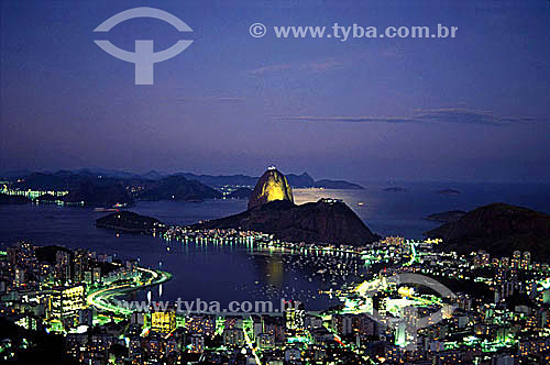 Panoramic view of Sugar Loaf Mountain* at twilight with the city lights of Botafogo Cove in the foreground and the city of Niteroi in the background - Rio de Janeiro city - Rio de Janeiro state - Brazil  *Commonly called Sugar Loaf Mountain, the ent 