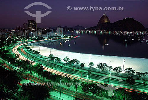  Botafogo Beach at night, with trees and avenues in the foreground and illuminated buildings, Sugar Loaf Mountain and Guanabara Bay in the background - Rio de Janeiro city - Rio de Janeiro state - Brazil 