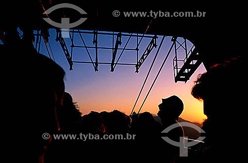  Silhouette of tourists waiting for the Sugar Loaf Mountain cable car to arrive - Rio de Janeiro city - Rio de Janeiro state - Brazil 