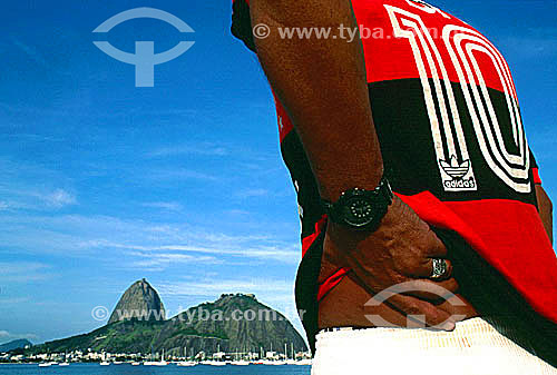  Sugar Loaf Mountain* with a Flamengo football club fan in the foreground - Rio de Janeiro city - Rio de Janeiro state - Brazil  * Commonly called Sugar Loaf Mountain, the entire rock formation also includes Urca Mountain and Sugar Loaf itself (the t 