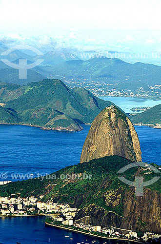  Part of the neighborhood of Urca at the foot of Sugar Loaf Mountain* with the entrance to Guanabara Bay and the city of Niteroi in the background - Rio de Janeiro city - Rio de Janeiro state - Brazil  * Commonly called Sugar Loaf Mountain, the entir 