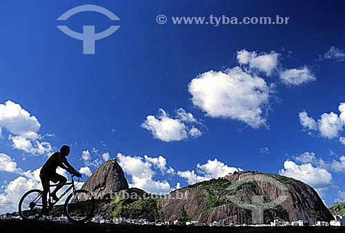  Bicker and Sugar Loaf Mountain* in the background - Rio de Janeiro city - Rio de Janeiro state - Brazil  * Commonly called Sugar Loaf Mountain, the entire rock formation also includes Urca Mountain and Sugar Loaf itself (the taller of the two). This 