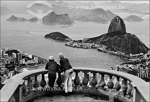  Workers observing Guanabara Bay with the Sugar Loaf to the right from the CHrist the Reedemer viewpoint - Rio de Janeiro city - Rio de Janeiro state - Brazil  