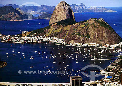  The neighborhood of Urca at the foot of Sugar Loaf Mountain* with boats moored at the Rio de Janeiro Yacht Club in the foreground to the right and the city of Niteroi in the background - Rio de Janeiro city - Rio de Janeiro state - Brazil  * Commonl 