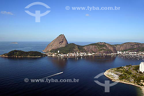  The Sugar Loaf Mountain (*) in the background - Gloria neighbourhood - Rio de Janeiro city - Rio de Janeiro state - Brazil   (*) Commonly called Sugar Loaf Mountain, the entire rock formation also includes 