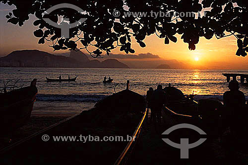  Copacabana Beach at daybreak with the silhouette of fishing boats in the foreground and Sugar Loaf Mountain in the background - Rio de Janeiro city - Rio de Janeiro state - Brazil 