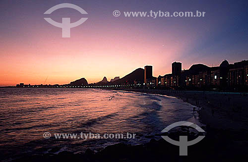  Copacabana Beach at sunset with Morro dos Dois Irmaos (Two Brothers Mountain) and Rock of Gavea* in the background to the left - Rio de Janeiro city - Rio de Janeiro state - Brazil  * The Rock of Gavea and the Two Brothers Mountain are National Hist 