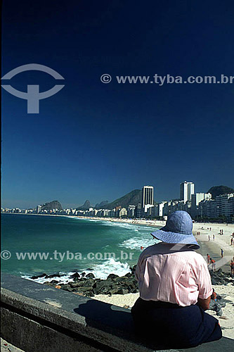  Woman sitting at the Caminho dos Pescadores (Fisherman Path) looking at Copacabana Beach - Leme* - Rio de Janeiro city - Rio de Janeiro state - Brazil  * This small neighborhood, sometimes considered part of Copacabana, is called Leme because of its 