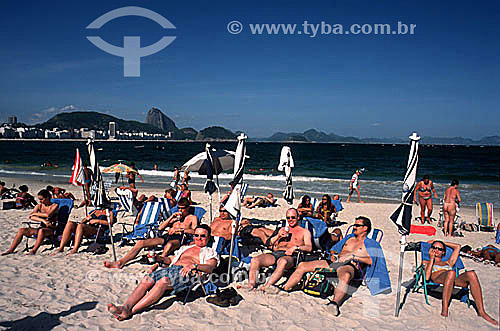  Tourists resting on Copacabana Beach with Sugar Loaf Mountain in the background - Rio de Janeiro city - Rio de Janeiro state - Brazil 