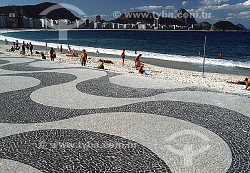  Detail of Copacabana Promenade (*) with the beach and Sugar Loaf Mountain in the background - Rio de Janeiro city - Rio de Janeiro state - Brazil  (*) The Avenida Atlantica (Atlantic Avenue) was inaugurated in 1906 with only one lane. The existing C 