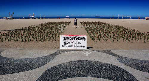  1300 roses at Copacabana beach in manifestation against urban violence - Rio in Peace Movement - Rio de Janeiro city - Rio de Janeiro state - Brazil 
