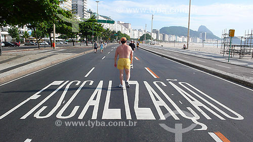  People walking at Atlantic Avenue - Copacabana neighbourhood - Rio de Janeiro city - Rio de Janeiro state - Brazil 