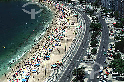  Aerial view of people on Copacabana Beach with Copacabana Promenade (*), the bicycle path and Atlantic Avenue to the right - Rio de Janeiro city - Rio de Janeiro state - Brazil  (*) Avenida Atlantica (Atlantic Avenue) was inaugurated in 1906 with on 