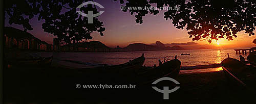  Copacabana Beach at dawn, with the silhouette of fishing boats resting on the beach in the foreground, and Sugar Loaf Mountain in the background - Rio de Janeiro city - Rio de Janeiro state - Brazil 