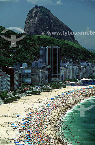  Aerial view of people on Copacabana Beach with part of Sugar Loaf Mountain* above the buildings in the background - Rio de Janeiro city - Rio de Janeiro state - Brazil  * Commonly called Sugar Loaf Mountain, the entire rock formation also includes U 