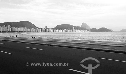  Detail of Atlantic Avenue and Copacabana beach with Sugar Loaf on the background on the background - Rio de Janeiro city - Rio de Janeiro state - Brazil 