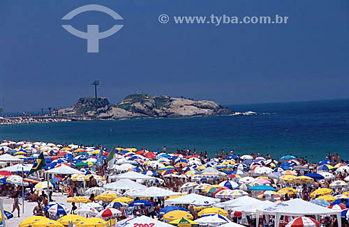  Ipanama beach crowded , full of parasol with Arpoador rock in the background - Rio de Janeiro city - Rio de Janeiro state - Brazil 