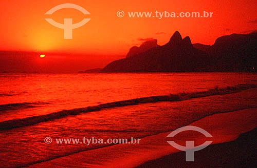  The sun sets on Ipanema Beach with Rock of Gavea and Morro Dois Irmaos (Two Brothers Mountain)* in the background - Rio de Janeiro city - Rio de Janeiro state - Brazil  * The Gavea Rock and the Two Brothers Mountain are National Historic Sites since 