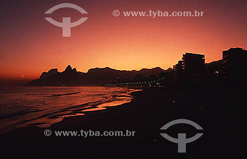  The sun sets on Ipanema Beach with Rock of Gavea and Morro Dois Irmaos (Two Brothers Mountain)*  in the background - Rio de Janeiro city - Rio de Janeiro state - Brazil  * The Gavea Rock and the Two Brothers Mountain are National Historic Sites sinc 