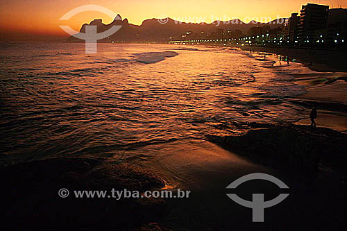  Sunset on Ipanema Beach with Rock of Gavea and Morro Dois Irmaos (Two Brothers Mountain) in the background - Rio de Janeiro city - Rio de Janeiro state - Brazil 