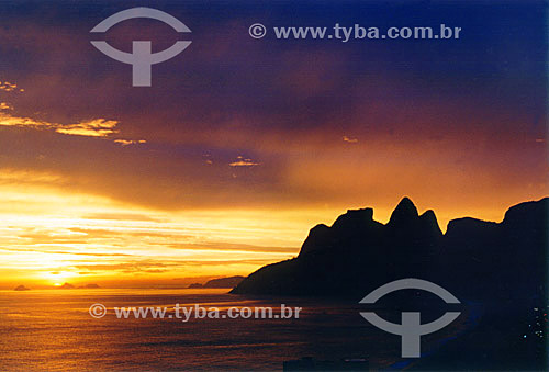  Silhouette of Rock of Gavea and Morro Dois Irmaos (Two Brothers Mountain)* - Rio de Janeiro city - Rio de Janeiro state - Brazil  * The Gavea Rock and the Two Brothers Mountain are National Historic Sites since 08-08-1973. 