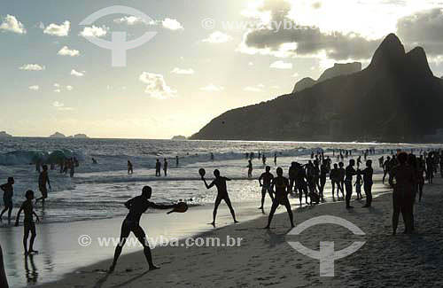  Silhouette of people at the Ipanema Beach with the Morro Dois Irmaos (Two Brothers Mountain)* in the background - Rio de Janeiro city - Rio de Janeiro state - Brazil   *The two Brothers Mountain is National Historic Sites since 08-08-1973. 