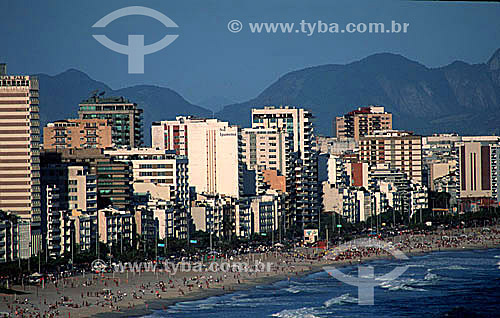  Ipanema Beach with a mountain skyline behind the buildings - Rio de Janeiro city - Rio de Janeiro state - Brazil 