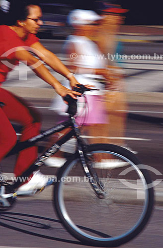  Leisure - Woman riding a bike - cycling - Rio de Janeiro city - Rio de Janeiro state - Brazil 