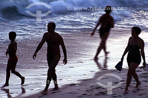  Silhouette of people walking on Ipanema Beach - Rio de Janeiro city - Rio de Janeiro state - Brazil 