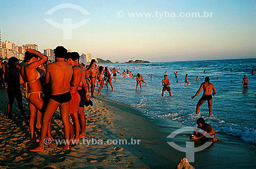  Young people talking, playing paddle ball and swimming on Ipanema Beach just before sunset - Rio de Janeiro city - Rio de Janeiro state - Brazil 