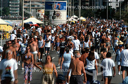  People walking along Av. Vieira Souto (Vieira Souto Avenue) on Ipanema Beach on Sunday, when traffic is blocked on Rio de Janeiro´s beachfront avenues for recreation for the locals and tourists - Rio de Janeiro state - Brazil 