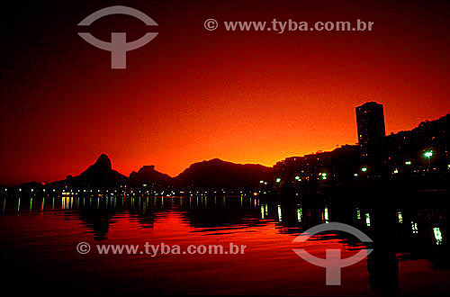  Sunset at Lagoa Rodrigo de Freitas (Rodrigo de Freitas Lagoon)* - Rio de Janeiro city - Rio de Janeiro state - Brazil  * National Historic Site since 06-19-2000. 